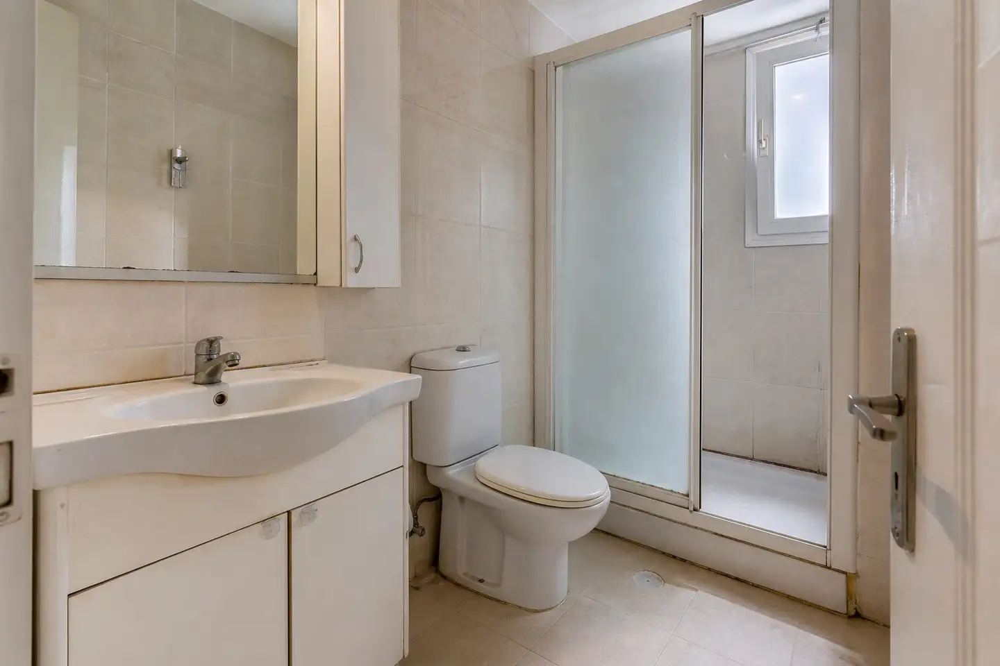 Banyo Yenileme, Vitrifiye ve Armatür Değişimi — Önce