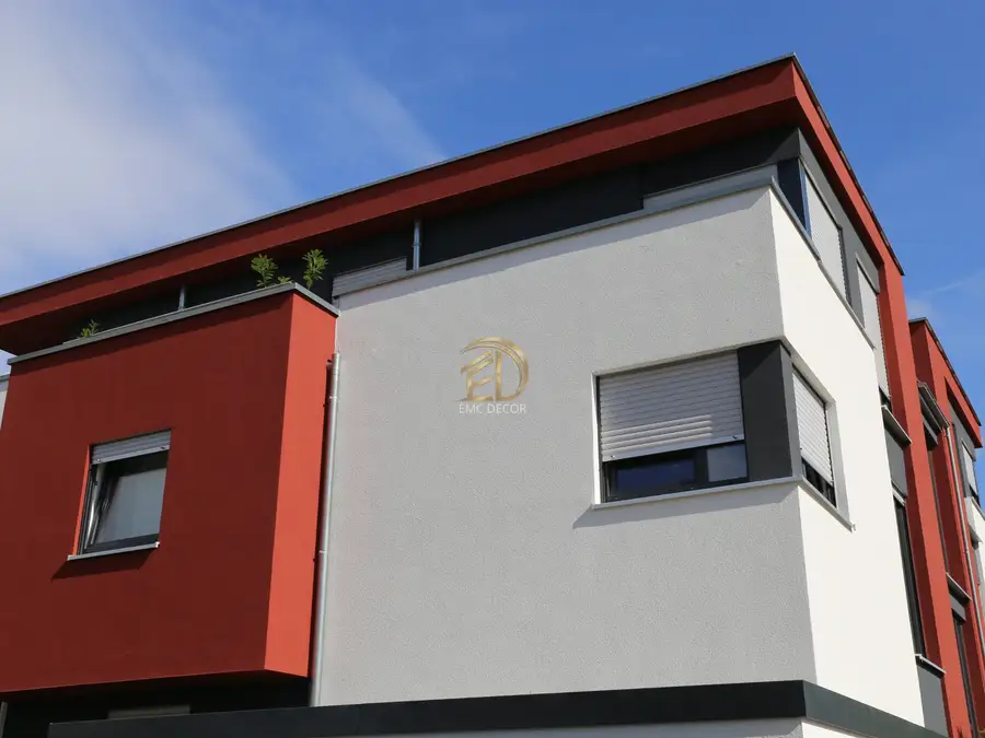 Modern villa mimarisinde kontrast renkli dış cephe boya uygulaması